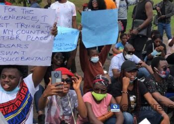 ENDSARS: police disperse protesters in front of National Assembly