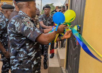 PHOTO NEWS: Ogunlowo commissions new Quarter Guard, Security Tower at Ibara Division - Image 1